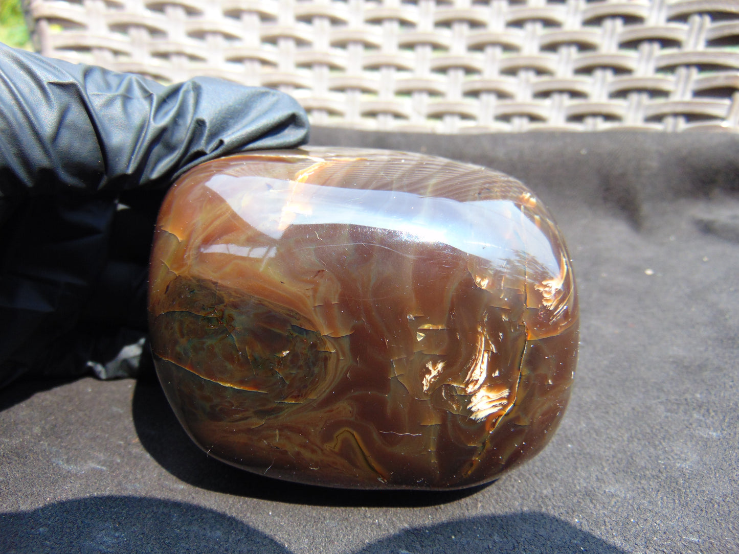 274 gram polished stone 84X66X68 Indonesian Amber for Healing 25N71