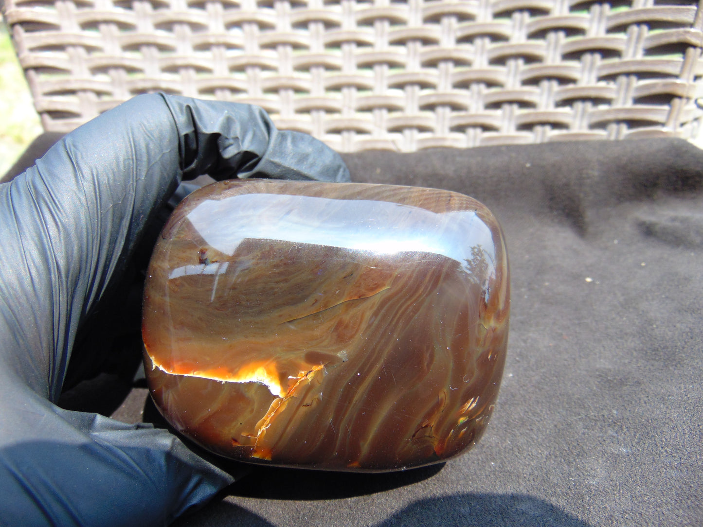 274 gram polished stone 84X66X68 Indonesian Amber for Healing 25N71