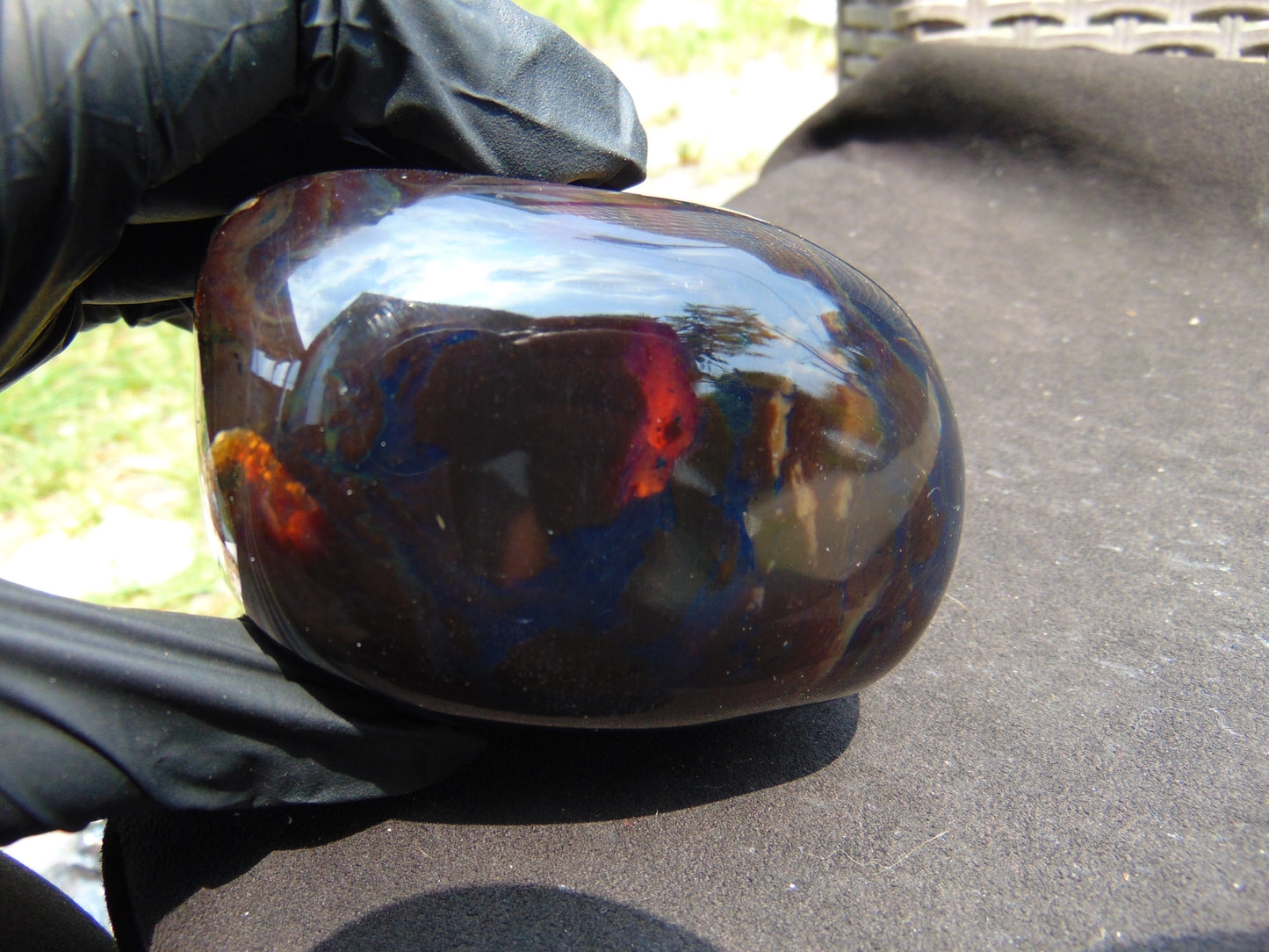 260 gram polished stone 86x73x61 Indonesian for Healing 25N172
