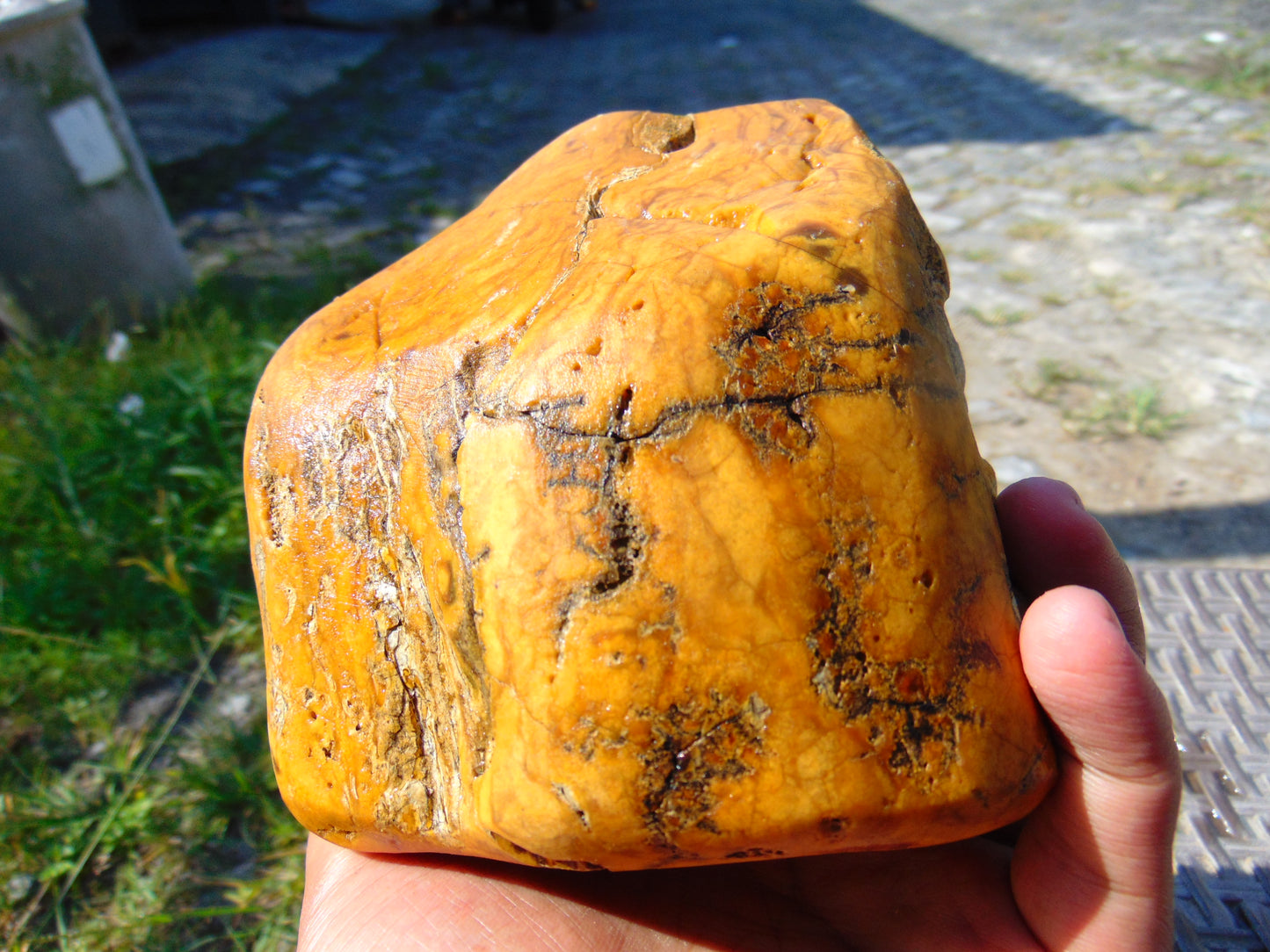 588 gram Polished Indonesia Yellow Fragrance Amber for Healing FK16