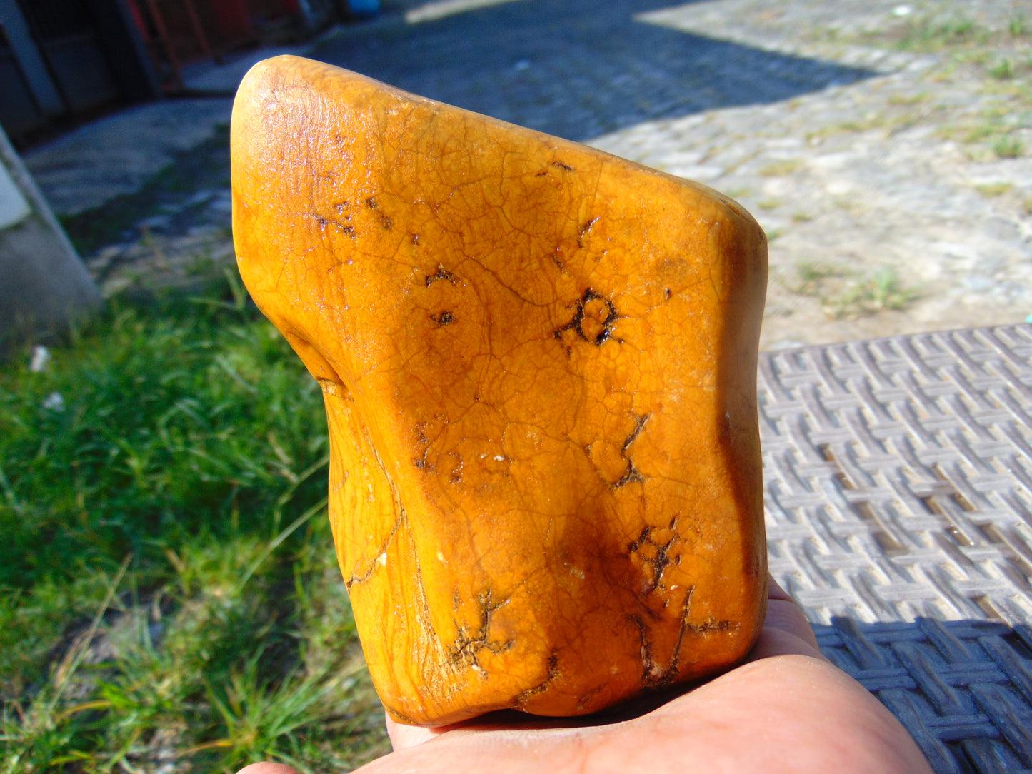 280 gram Polished Indonesia Yellow Fragrance Amber for Healing FK24