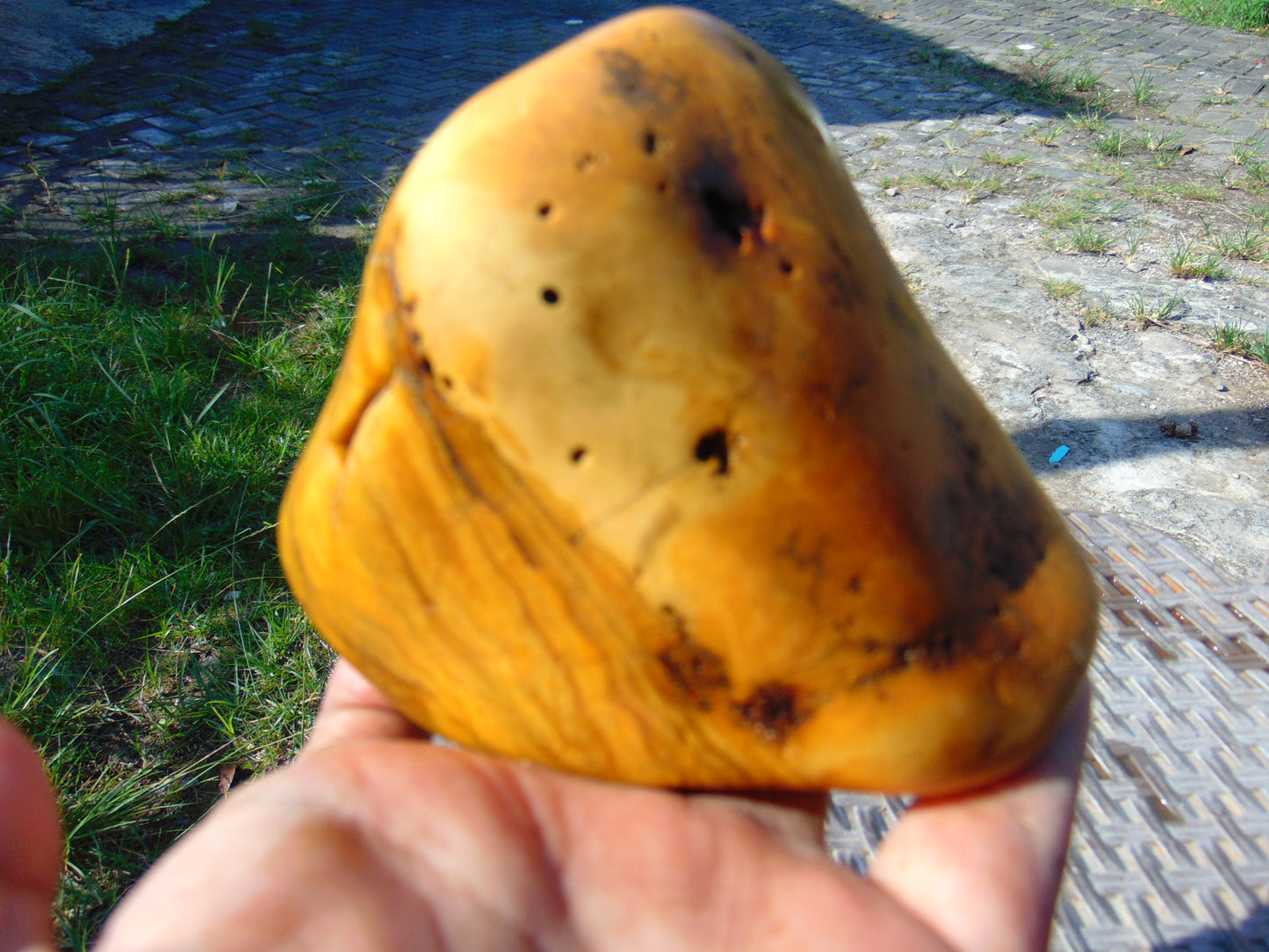 291 gram Polished Indonesia Yellow Fragrance Amber for Healing FK17