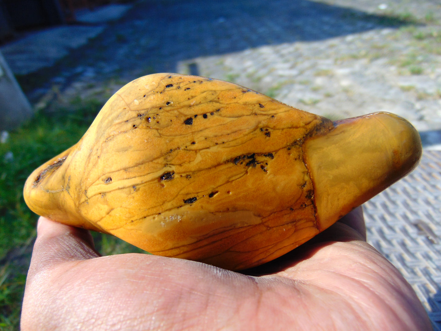 288 gram Polished Indonesia Yellow Fragrance Amber for Healing FK23
