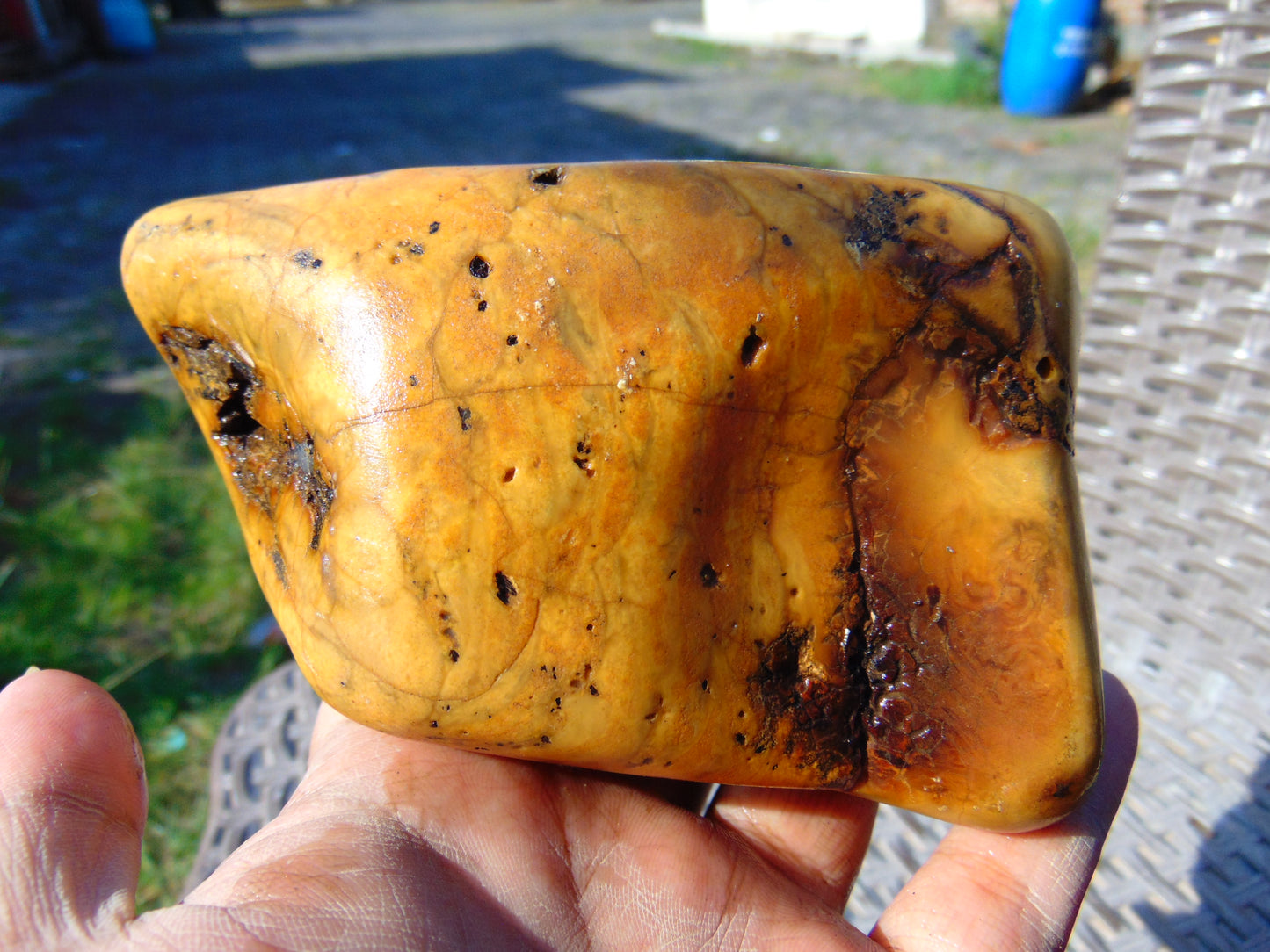 288 gram Polished Indonesia Yellow Fragrance Amber for Healing FK23