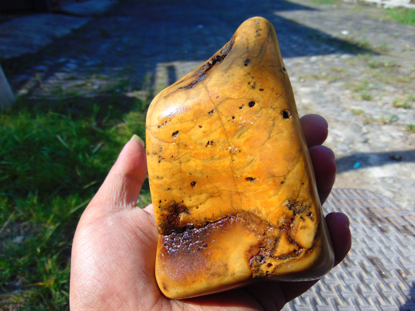 288 gram Polished Indonesia Yellow Fragrance Amber for Healing FK23