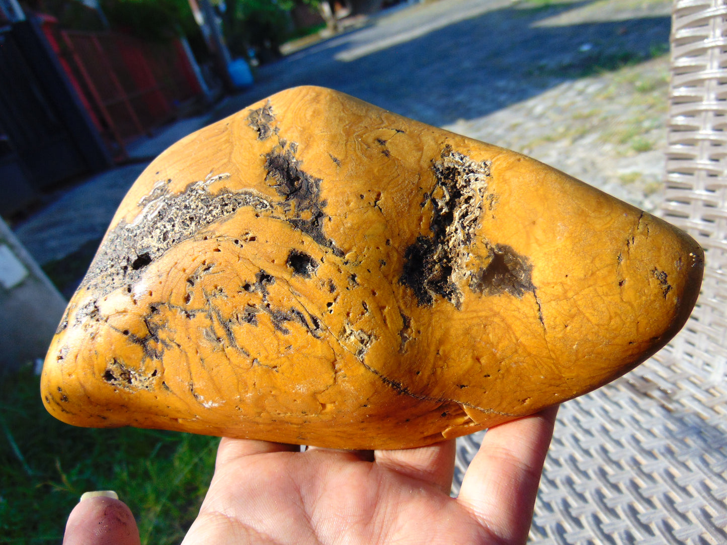 400 gram Polished Indonesia Yellow Fragrance Amber for Healing KM6
