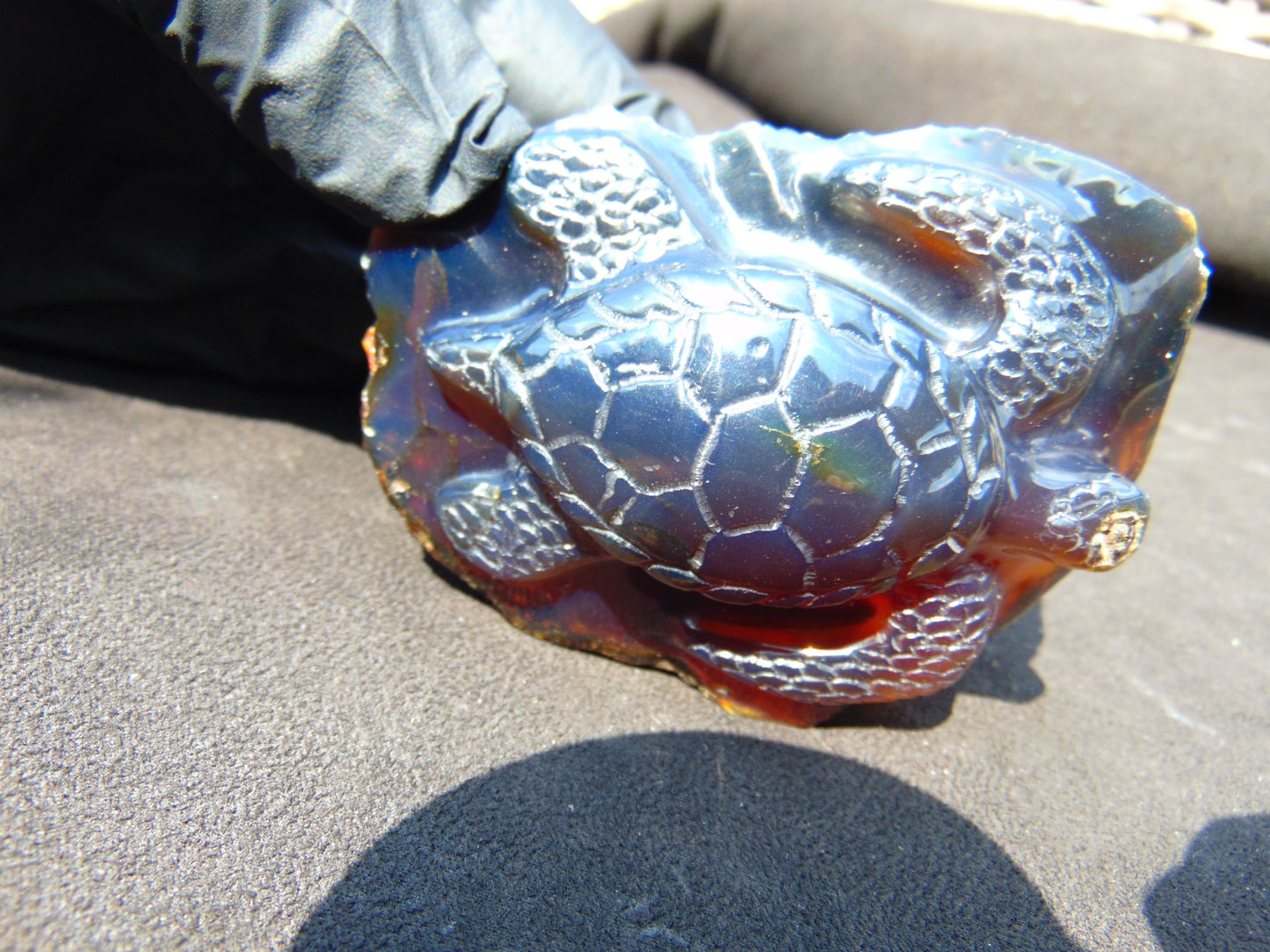 84 gr Sea Turtles Carving 85x67x36 mm Indonesian Blue Amber for Healing AJ200