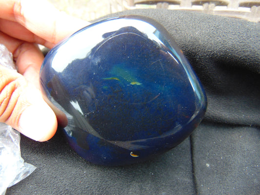 153 Gram full polished 71x69x52 mm Indonesia Blue Black Amber No.4