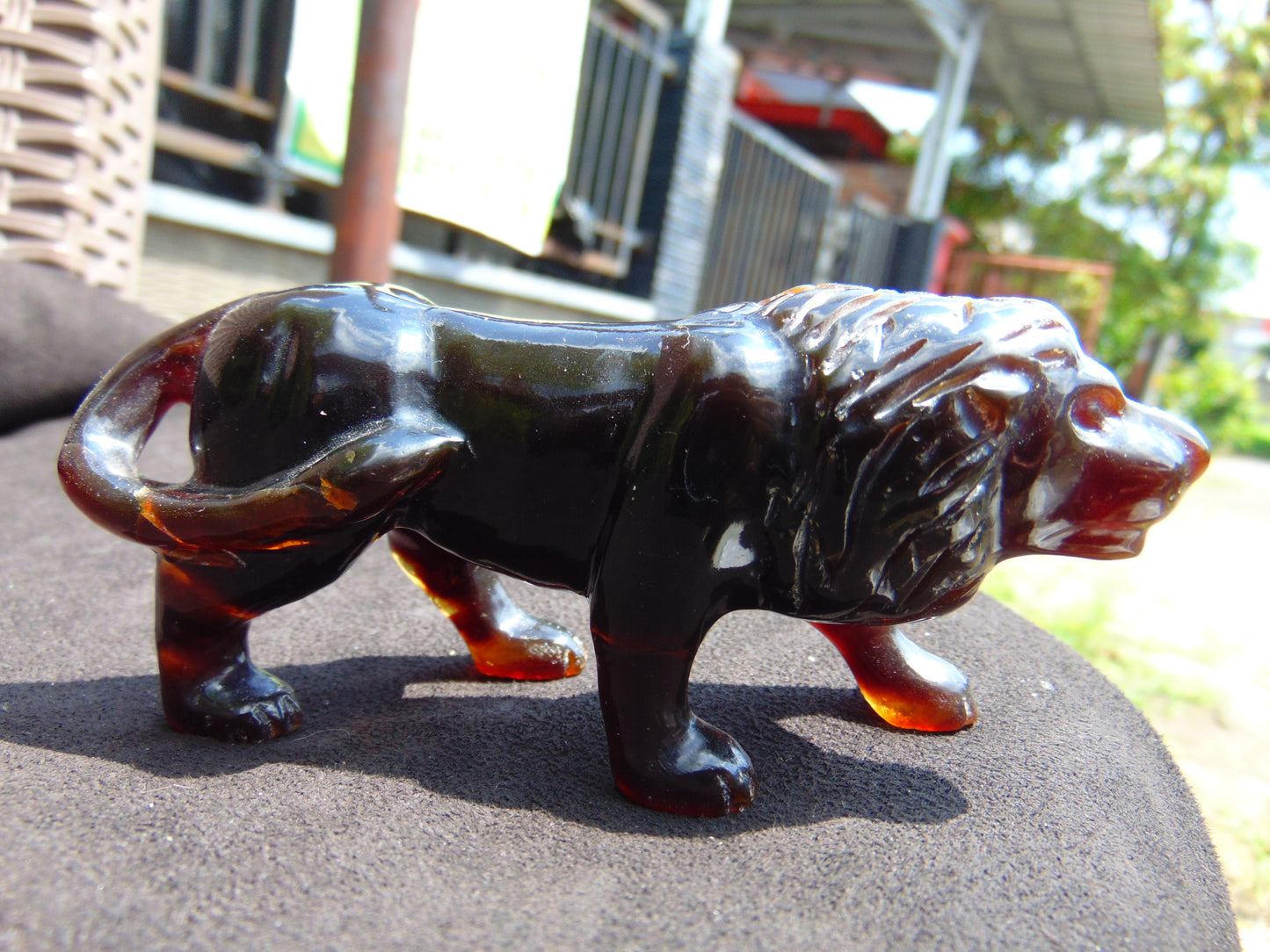 68 gr The 3D lion carving on Indonesian Cherry Red Amber for Healing L3P1