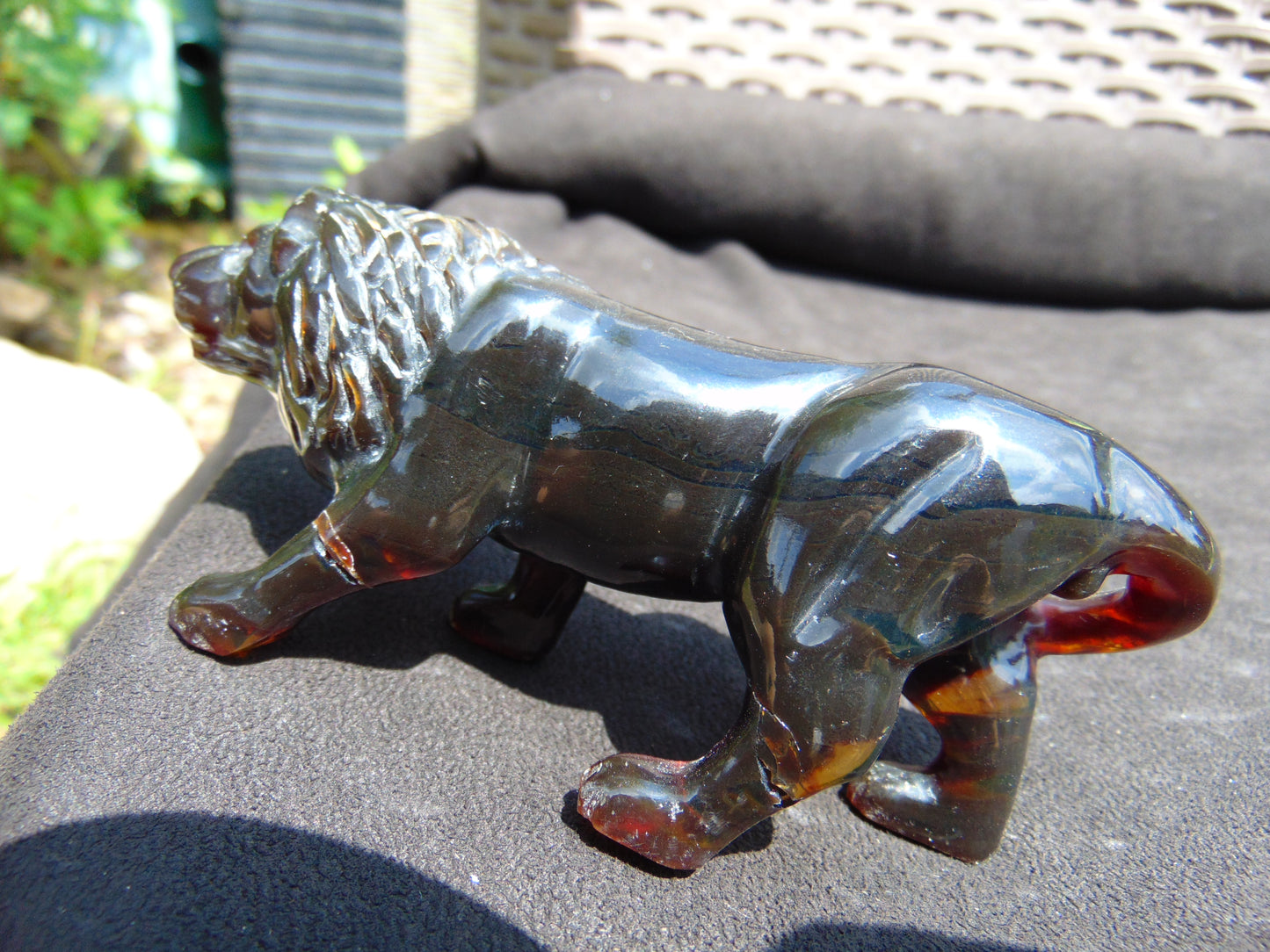 68 gr The 3D lion carving on Indonesian Cherry Red Amber for Healing L3P1
