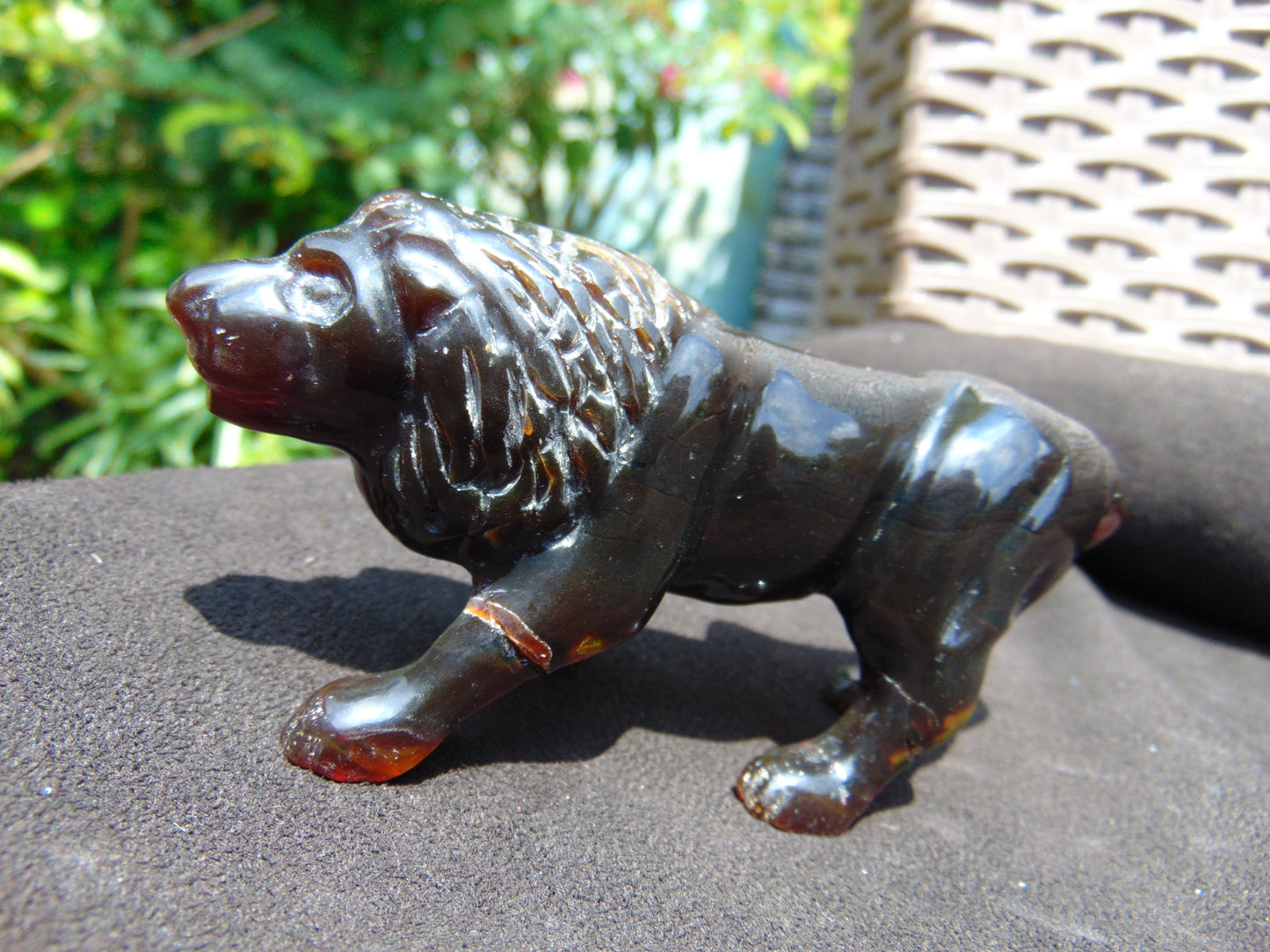 68 gr The 3D lion carving on Indonesian Cherry Red Amber for Healing L3P1