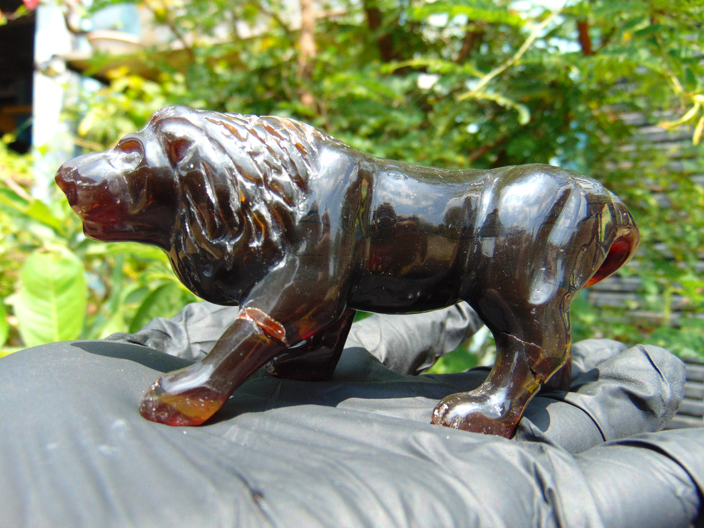 68 gr The 3D lion carving on Indonesian Cherry Red Amber for Healing L3P1