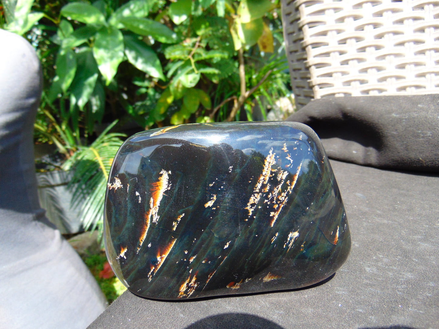 476 gram Full polished Indonesian Black Blue Amber for Healing AR131