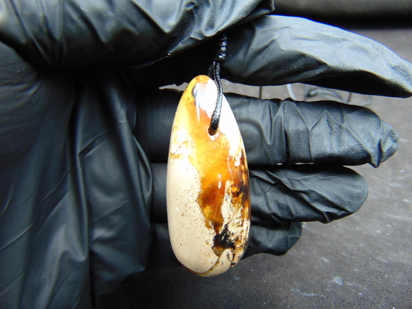 10 gr Teardrop Pendant Indonesian white Amber for Healing 25A51