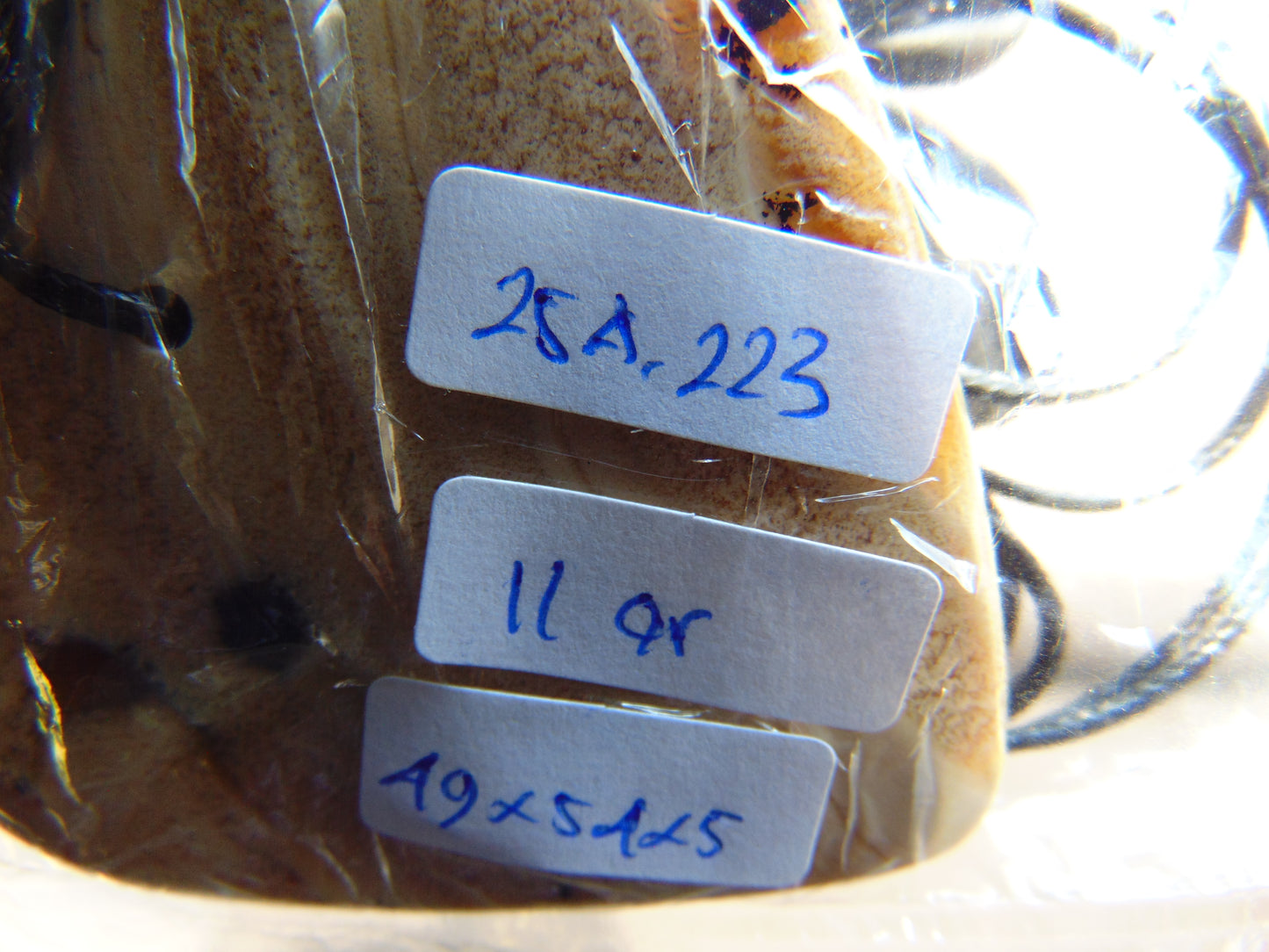 11 gr Heart Pendant Indonesian white Amber for Healing 25A223