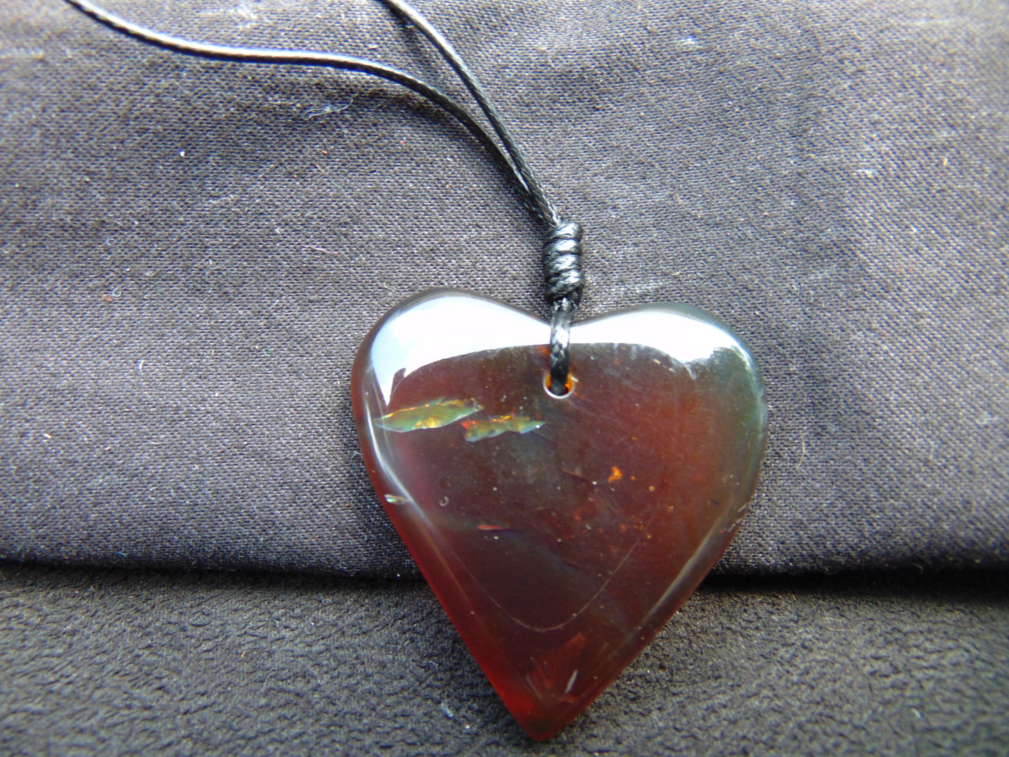 6  gr Heart Pendant Indonesian Red  Amber for Healing 25Y377