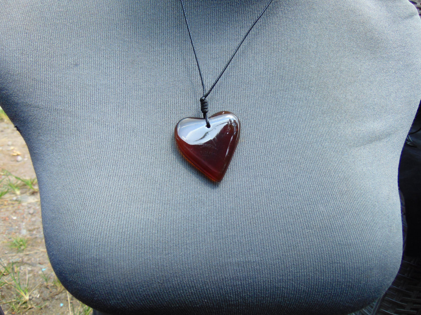 6  gr Heart Pendant Indonesian Red  Amber for Healing 25Y377