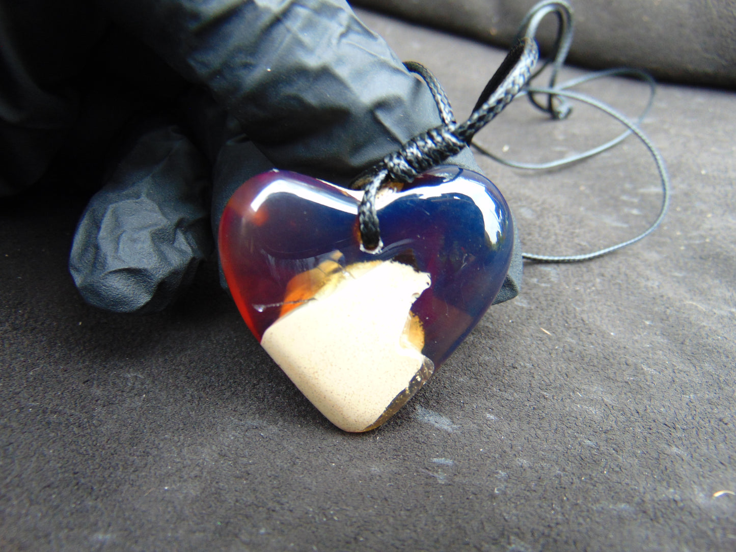 8 gr Heart Pendant Indonesian Amber for Healing 25N236