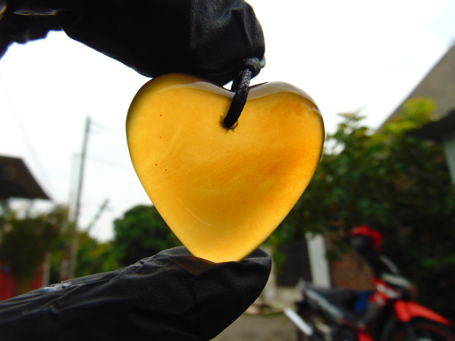 8 gr Heart Pendant Indonesian Amber for Healing 25N216
