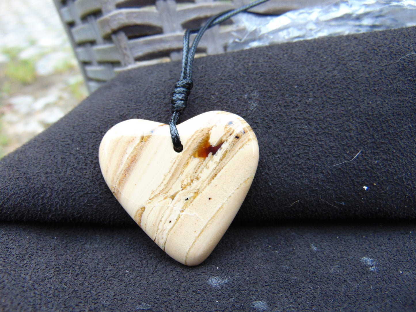 7 gr Heart Pendant Indonesian White Amber for Healing 25N189