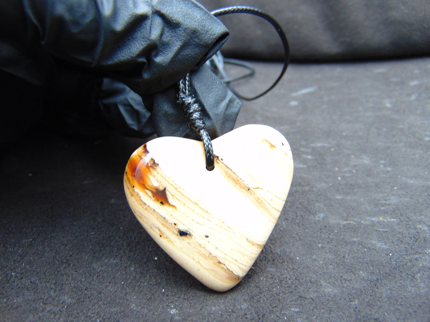7 gr Heart Pendant Indonesian White Amber for Healing 25N189