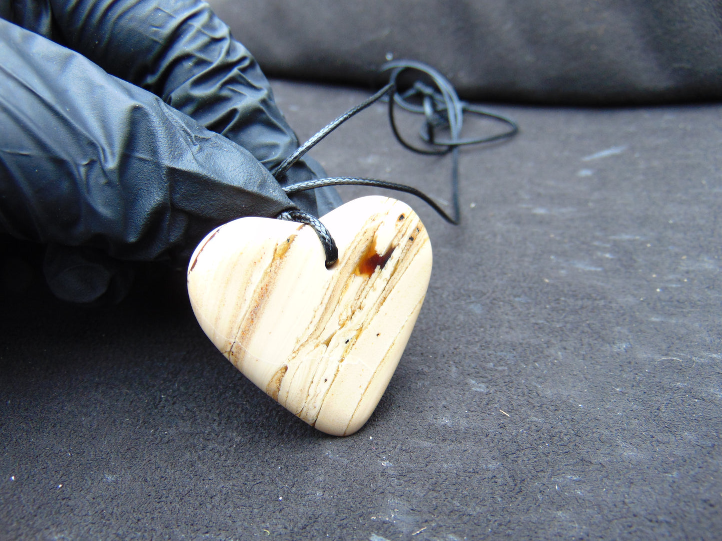 7 gr Heart Pendant Indonesian White Amber for Healing 25N189