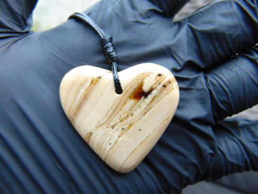 7 gr Heart Pendant Indonesian White Amber for Healing 25N189