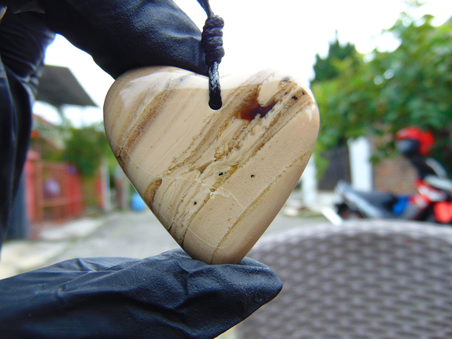 7 gr Heart Pendant Indonesian White Amber for Healing 25N189