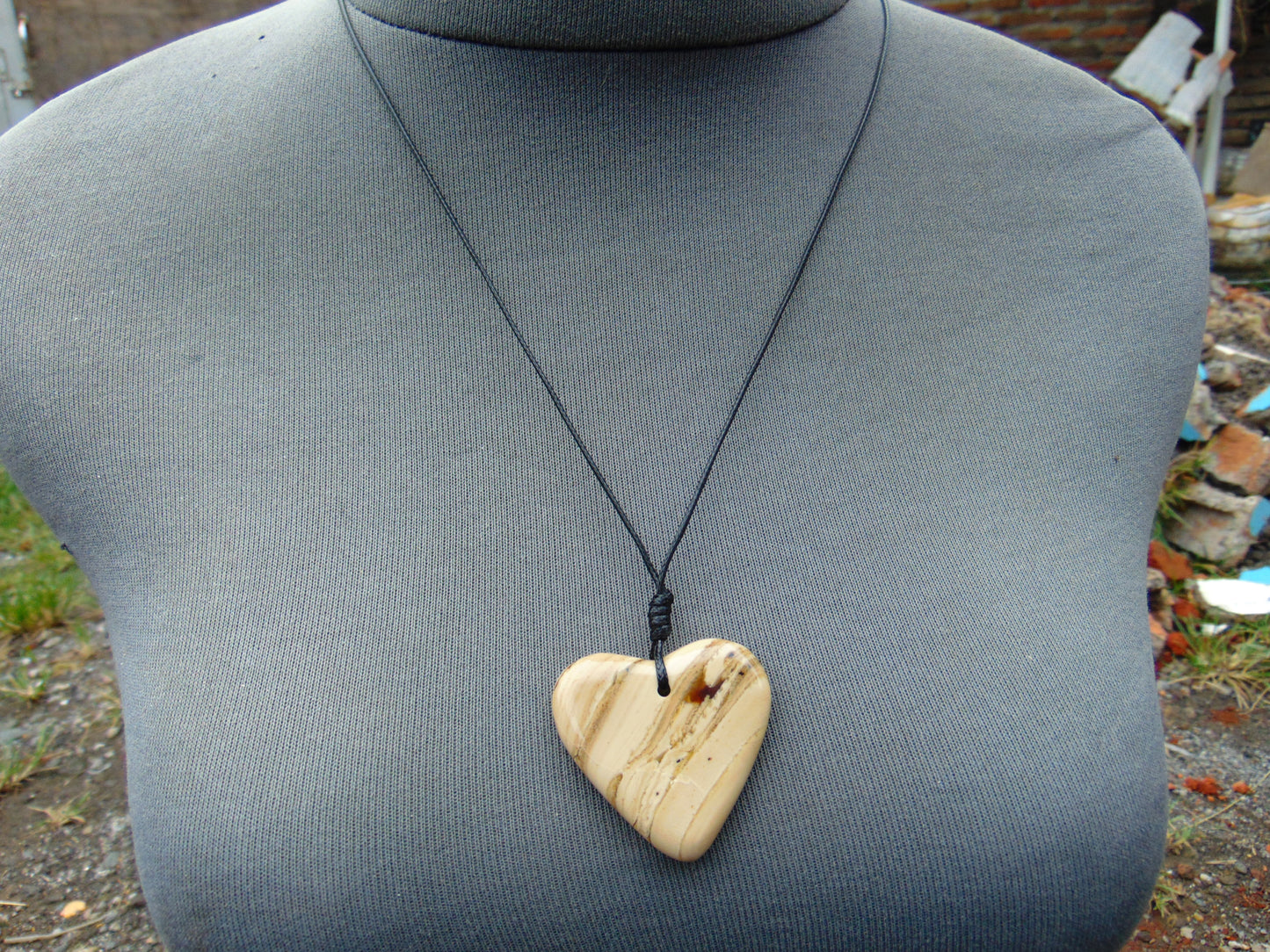 7 gr Heart Pendant Indonesian White Amber for Healing 25N189