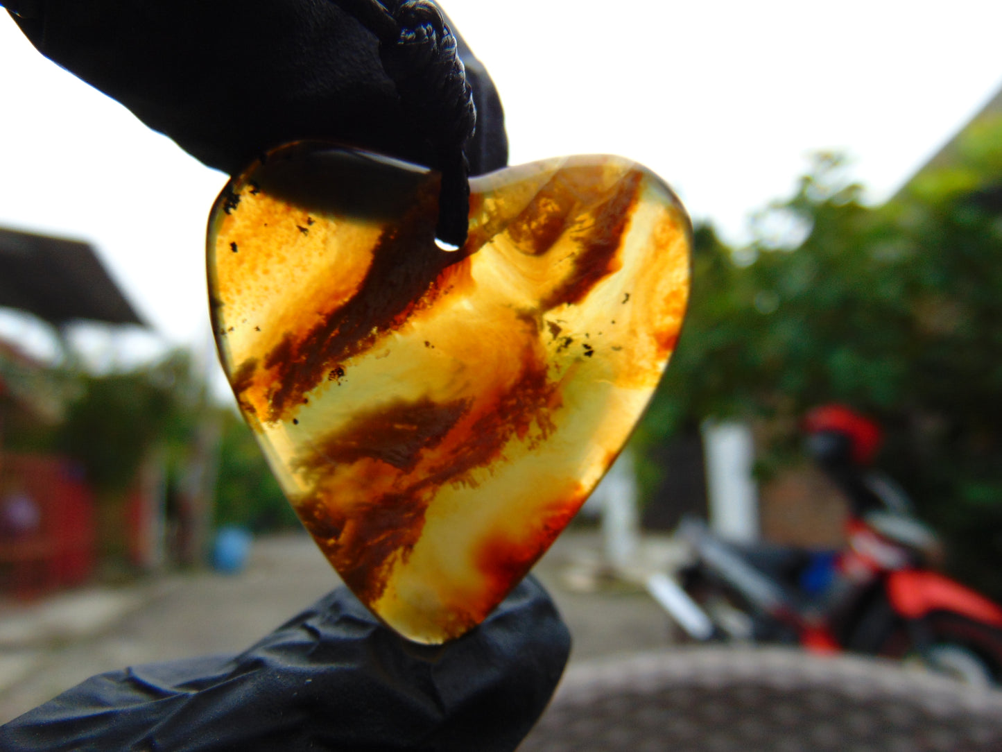 3 gr Heart Pendant Indonesian Amber for Healing 25N232
