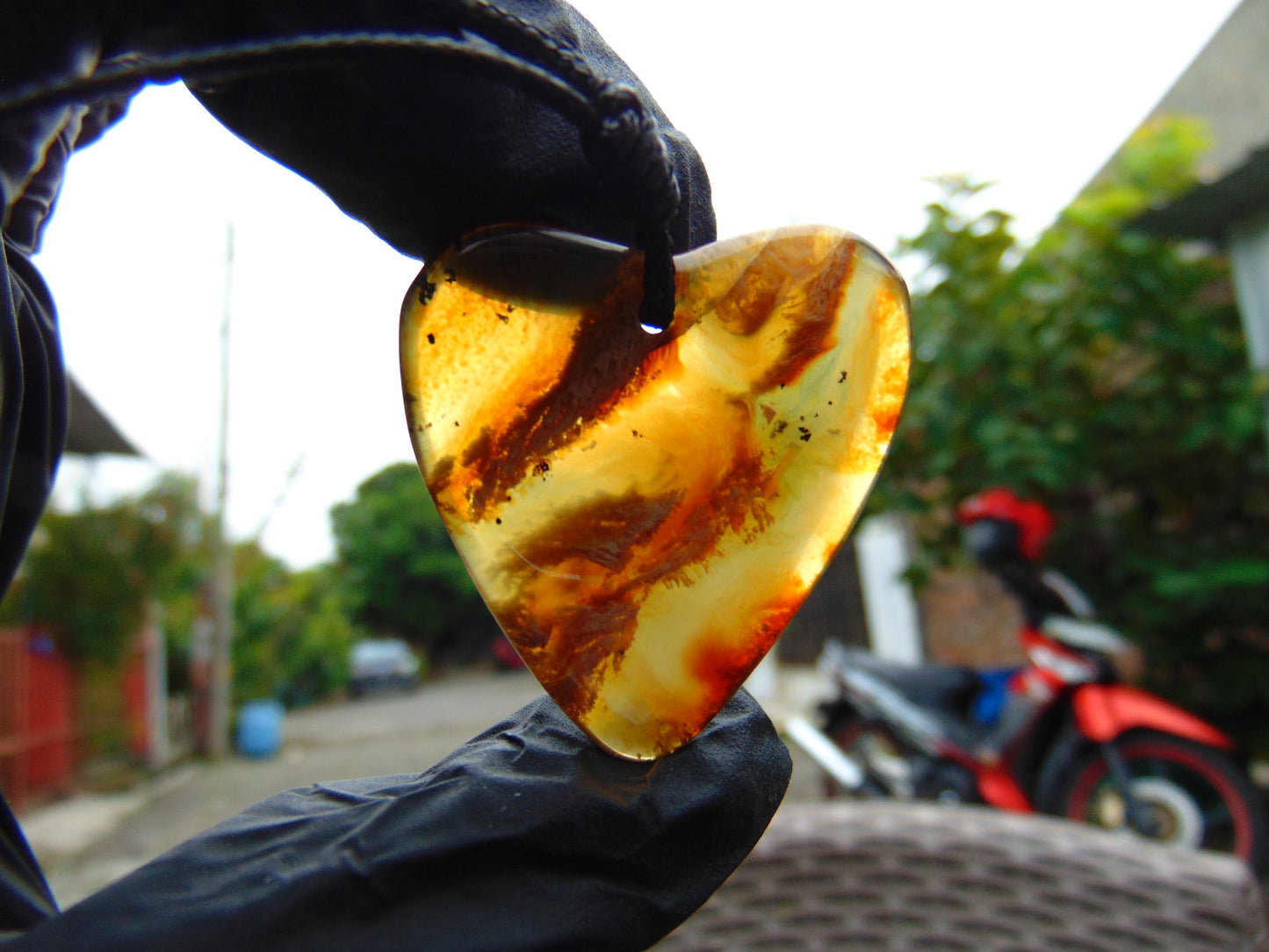 3 gr Heart Pendant Indonesian Amber for Healing 25N232