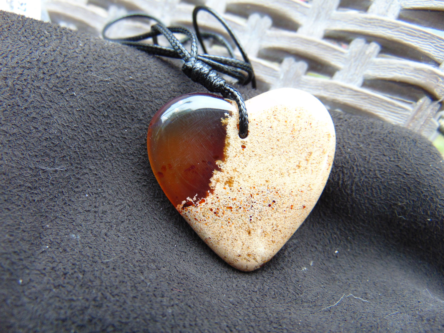 8 gr Heart Pendant Indonesian Amber for Healing 25N180