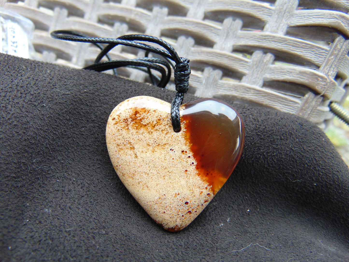 8 gr Heart Pendant Indonesian Amber for Healing 25N180