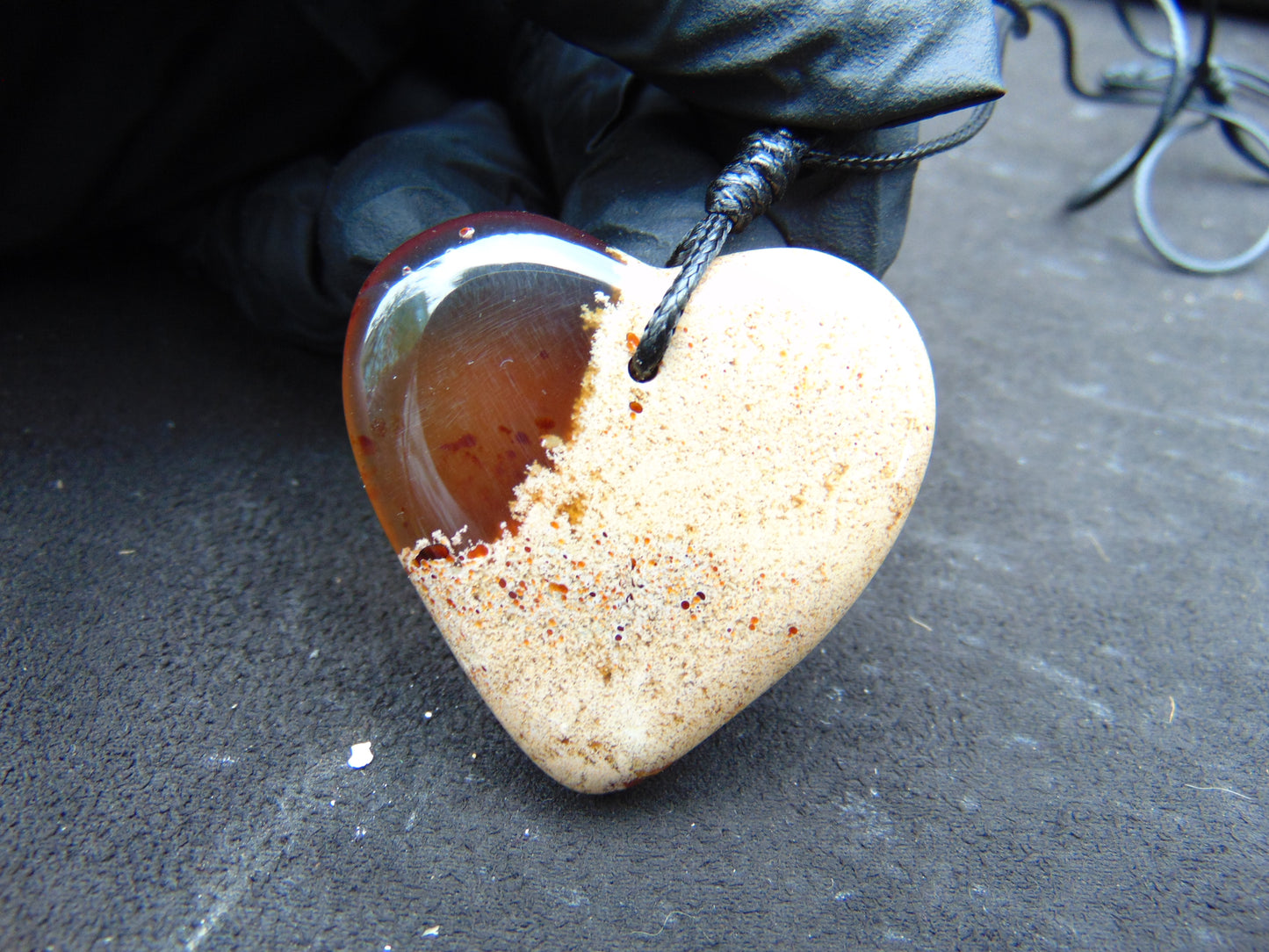 8 gr Heart Pendant Indonesian Amber for Healing 25N180