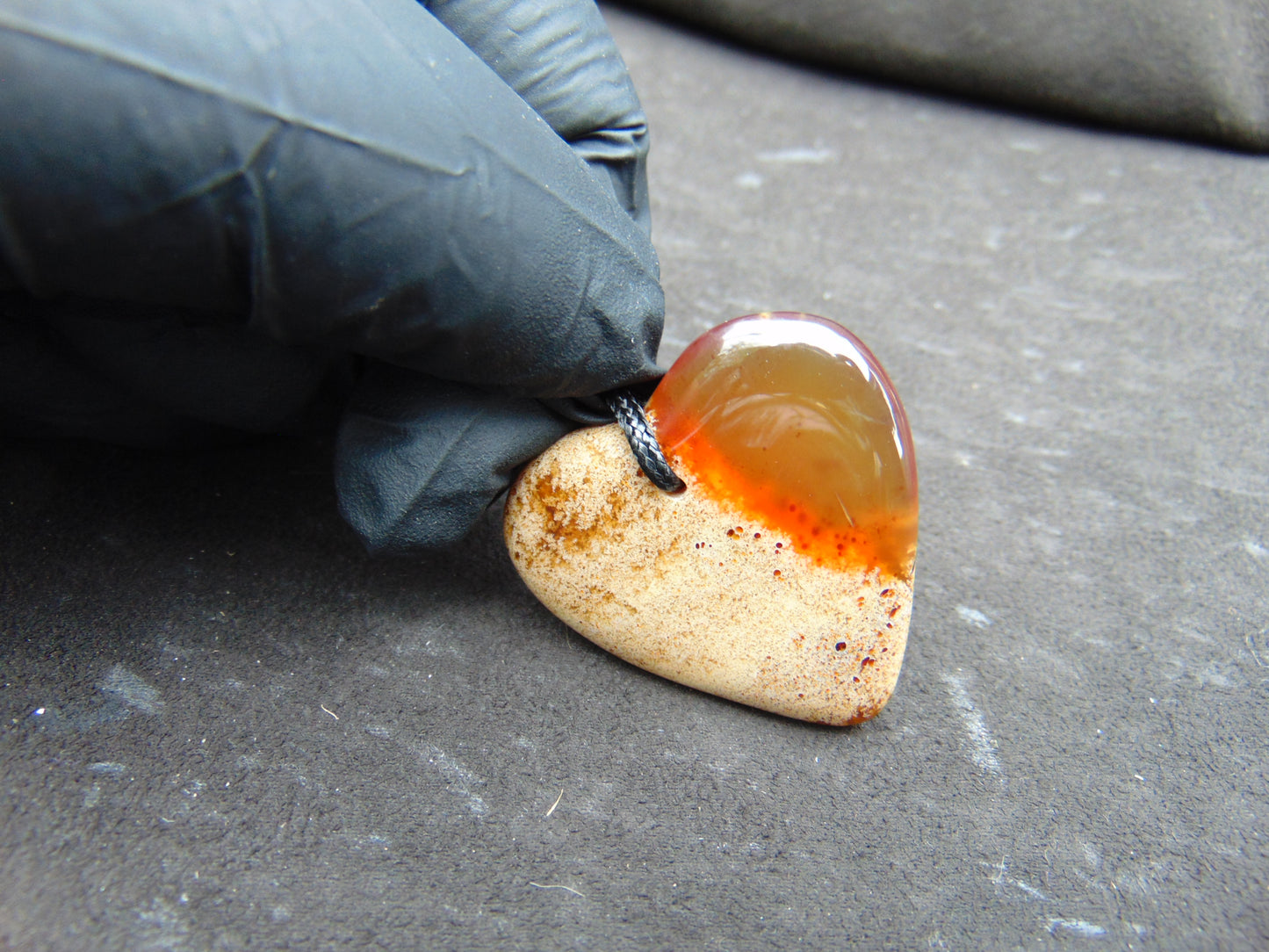 8 gr Heart Pendant Indonesian Amber for Healing 25N180