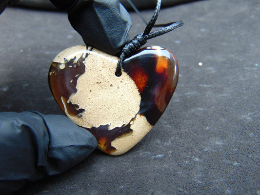 9 gr Heart Pendant Indonesian Amber for Healing 25N212
