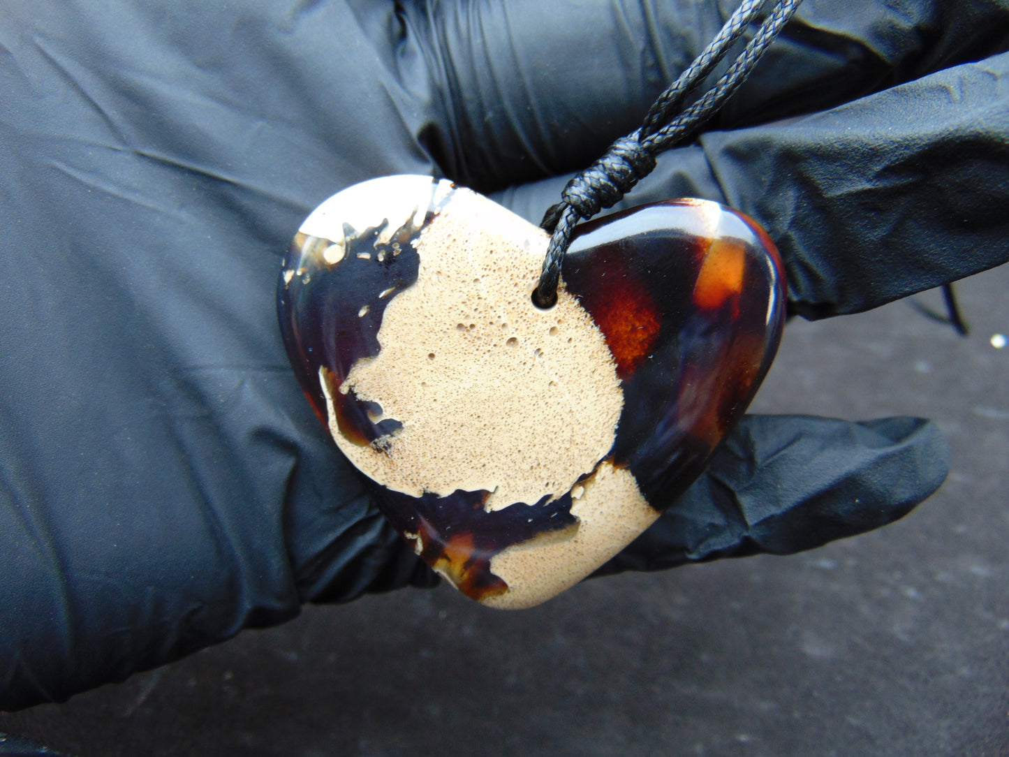 9 gr Heart Pendant Indonesian Amber for Healing 25N212