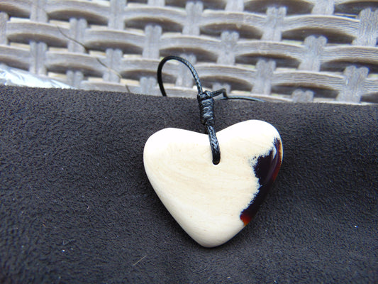 7 gr Heart Pendant Indonesian Amber for Healing 25N243
