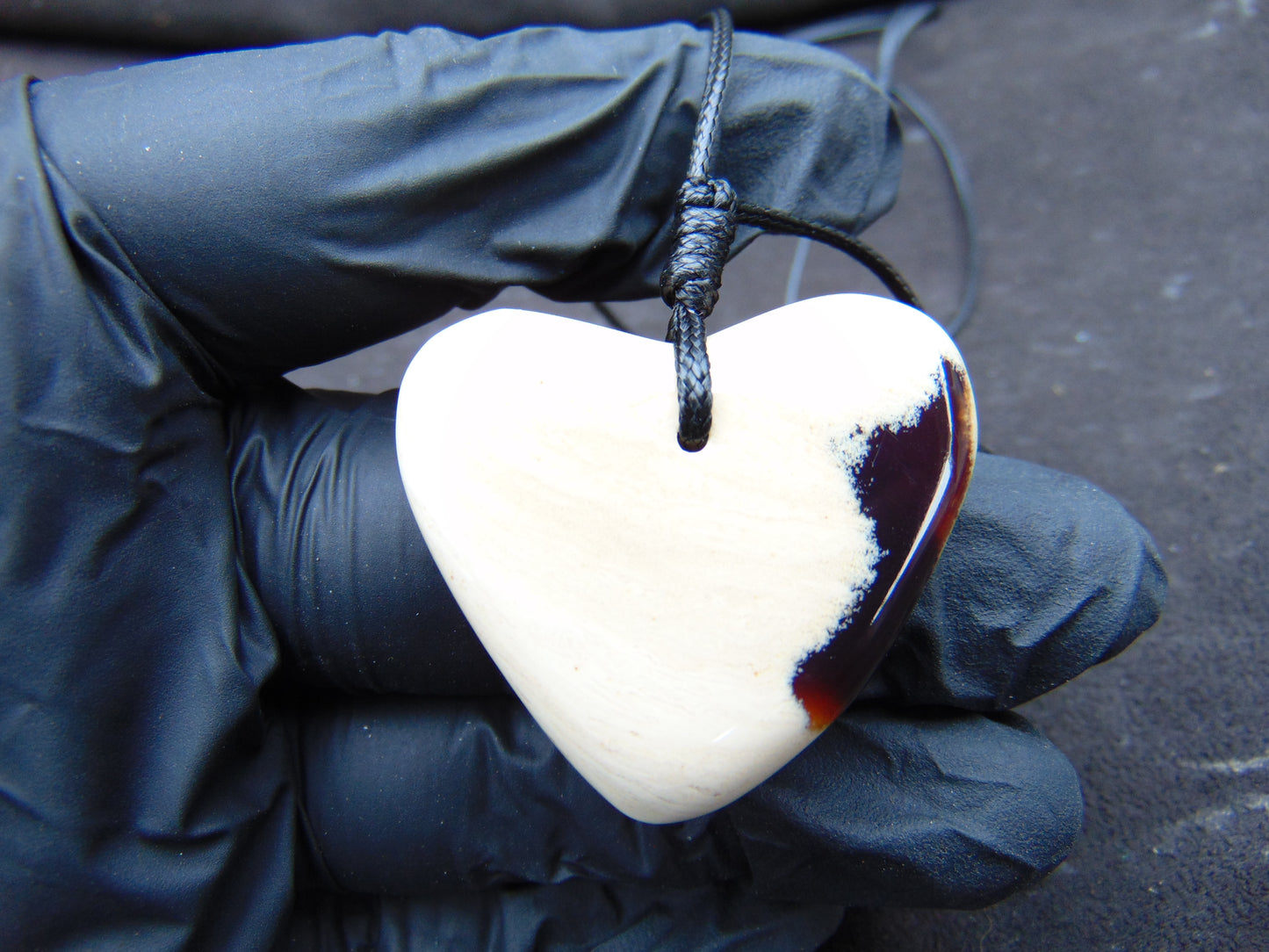 7 gr Heart Pendant Indonesian Amber for Healing 25N243