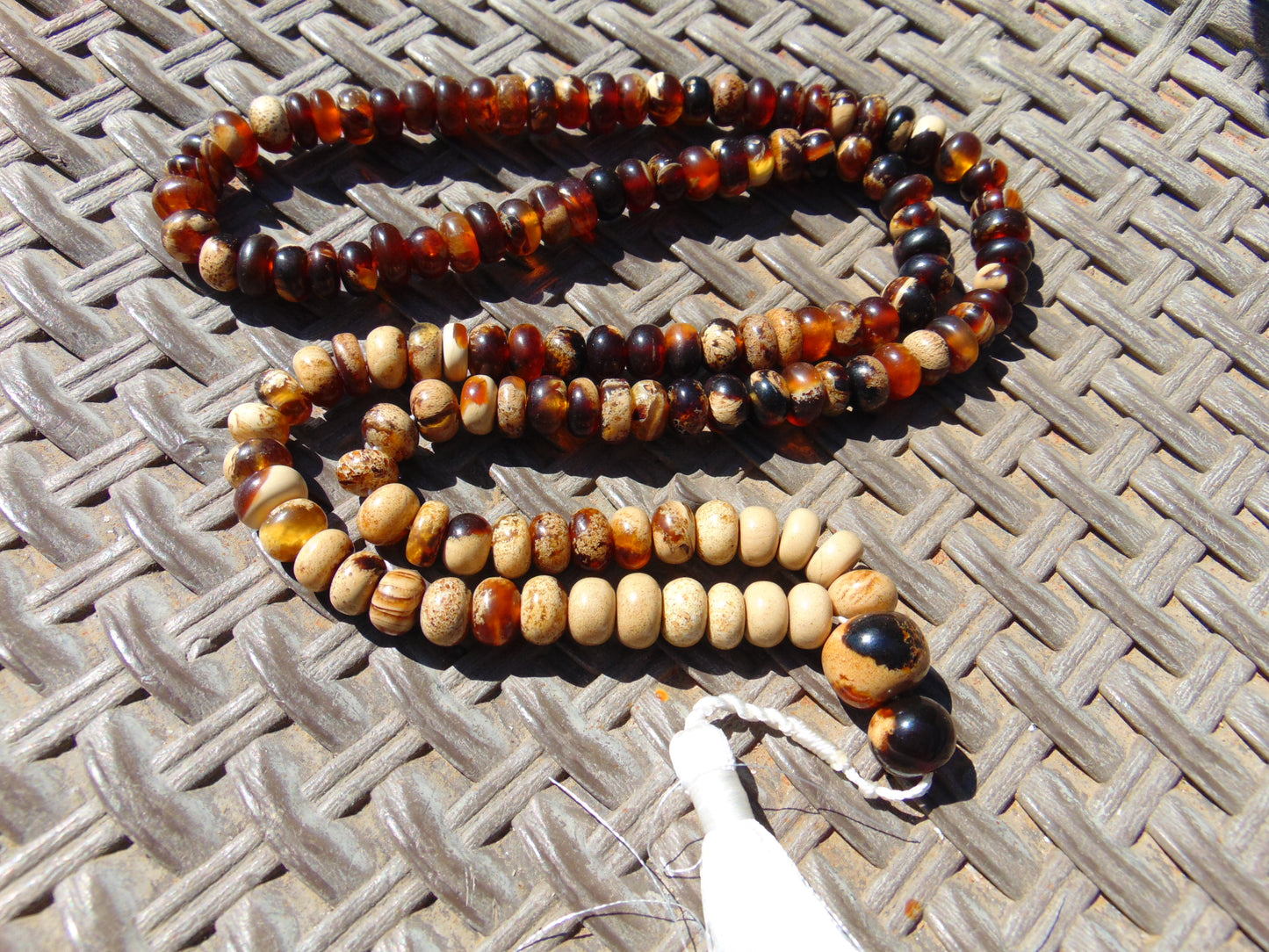 52 gram 108 Beads Rosary Mala Buddha for Yoga and Meditation Indonesian Zebra White Amber for Healing MR4