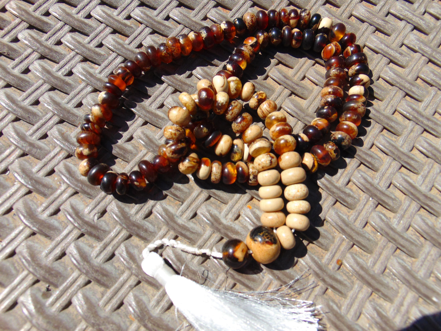 52 gram 108 Beads Rosary Mala Buddha for Yoga and Meditation Indonesian Zebra White Amber for Healing MR4