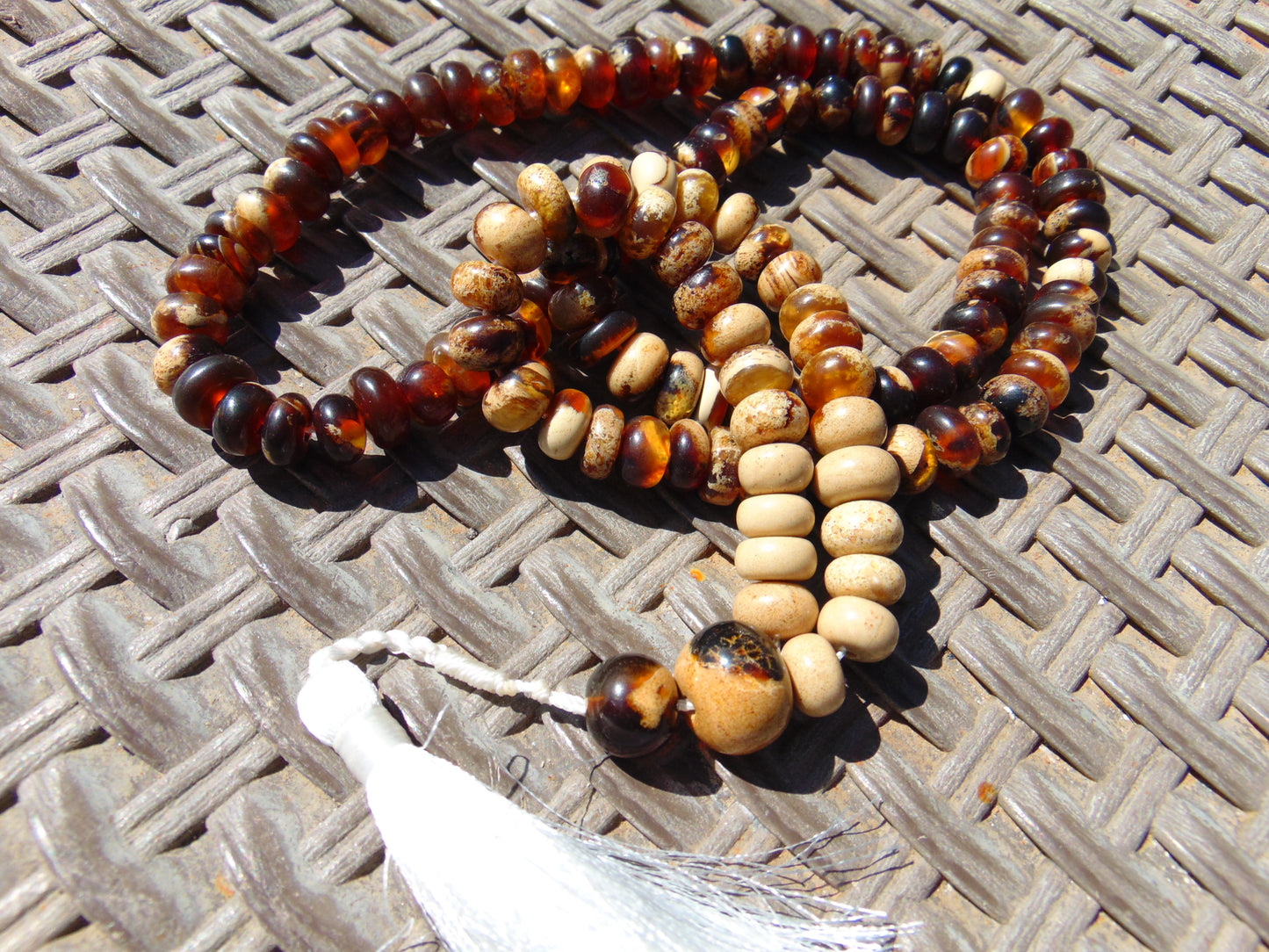 52 gram 108 Beads Rosary Mala Buddha for Yoga and Meditation Indonesian Zebra White Amber for Healing MR4