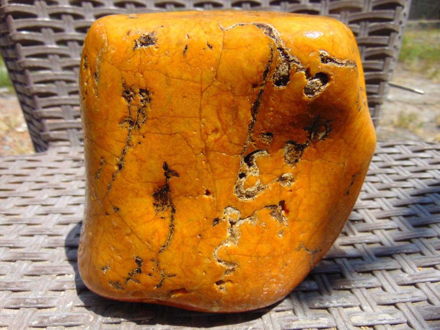 887 gram Polished Indonesia Yellow Aromatic Amber for Healing 25K41