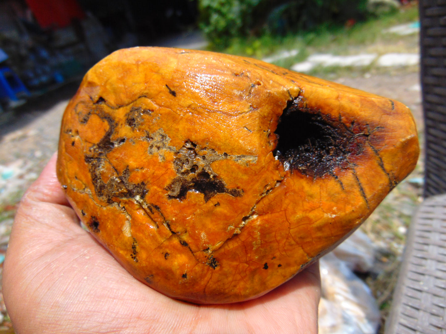 373 gram Polished Indonesia Yellow Aromatic Amber for Healing 25K14
