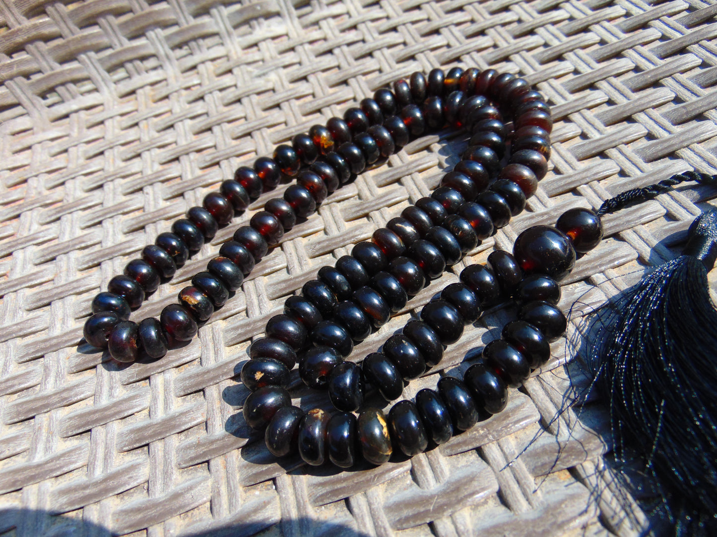 79 gram 108 Mala Buddha for Yoga and Meditation Indonesian Black Red Amber for Healing MR11