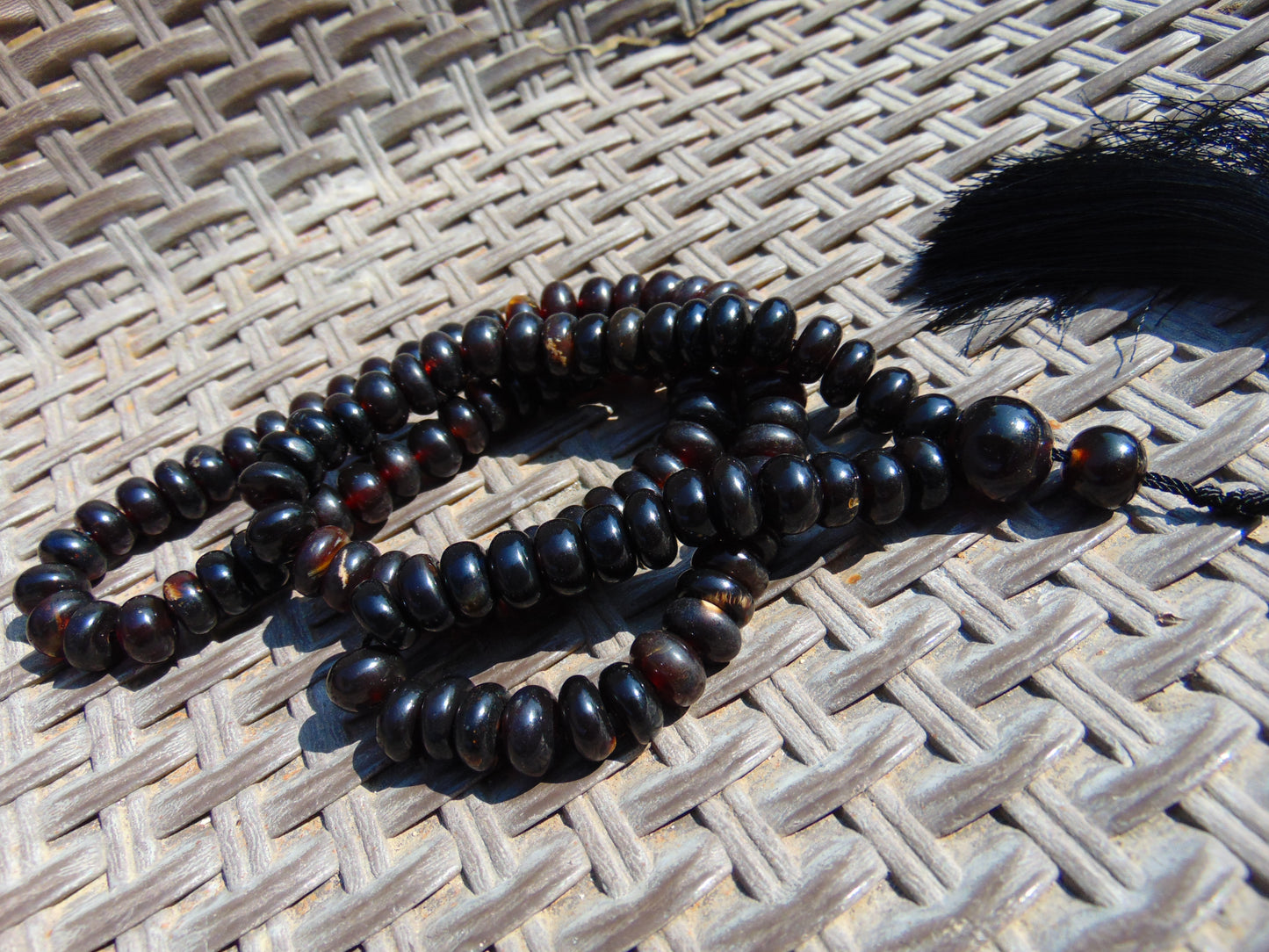 79 gram 108 Mala Buddha for Yoga and Meditation Indonesian Black Red Amber for Healing MR11