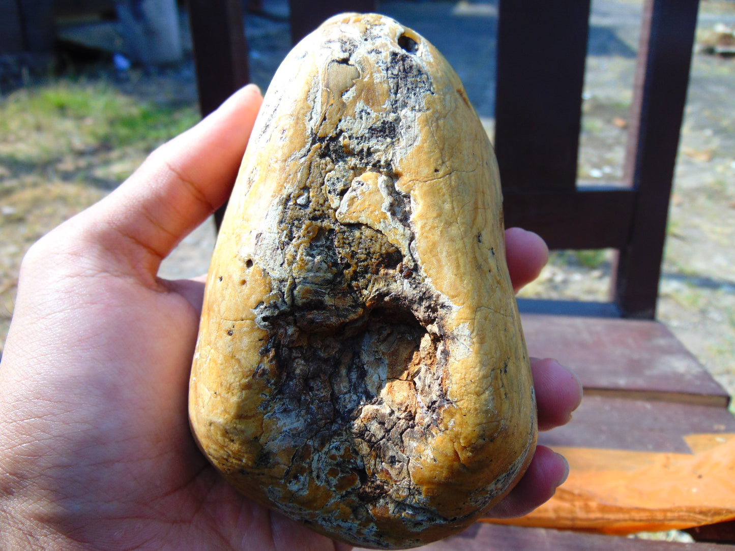 425 gram Polished Indonesia Yellow Aromatic Amber for Healing 26AYE53