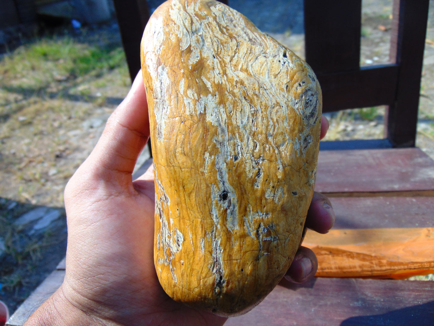 425 gram Polished Indonesia Yellow Aromatic Amber for Healing 26AYE53