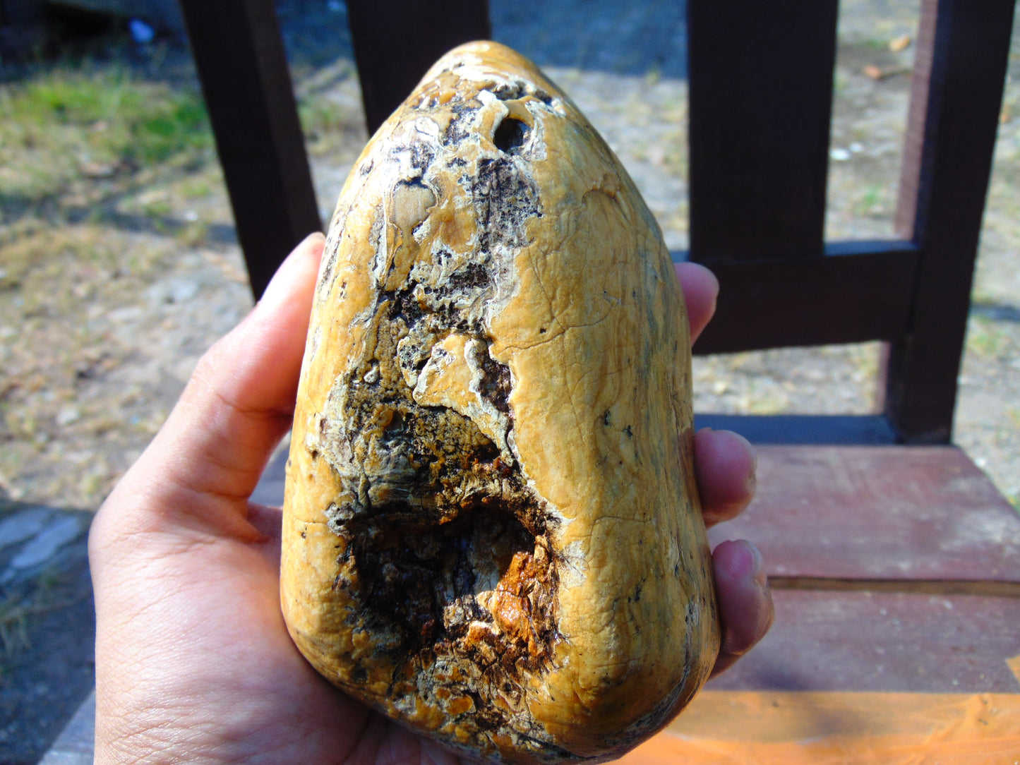 425 gram Polished Indonesia Yellow Aromatic Amber for Healing 26AYE53