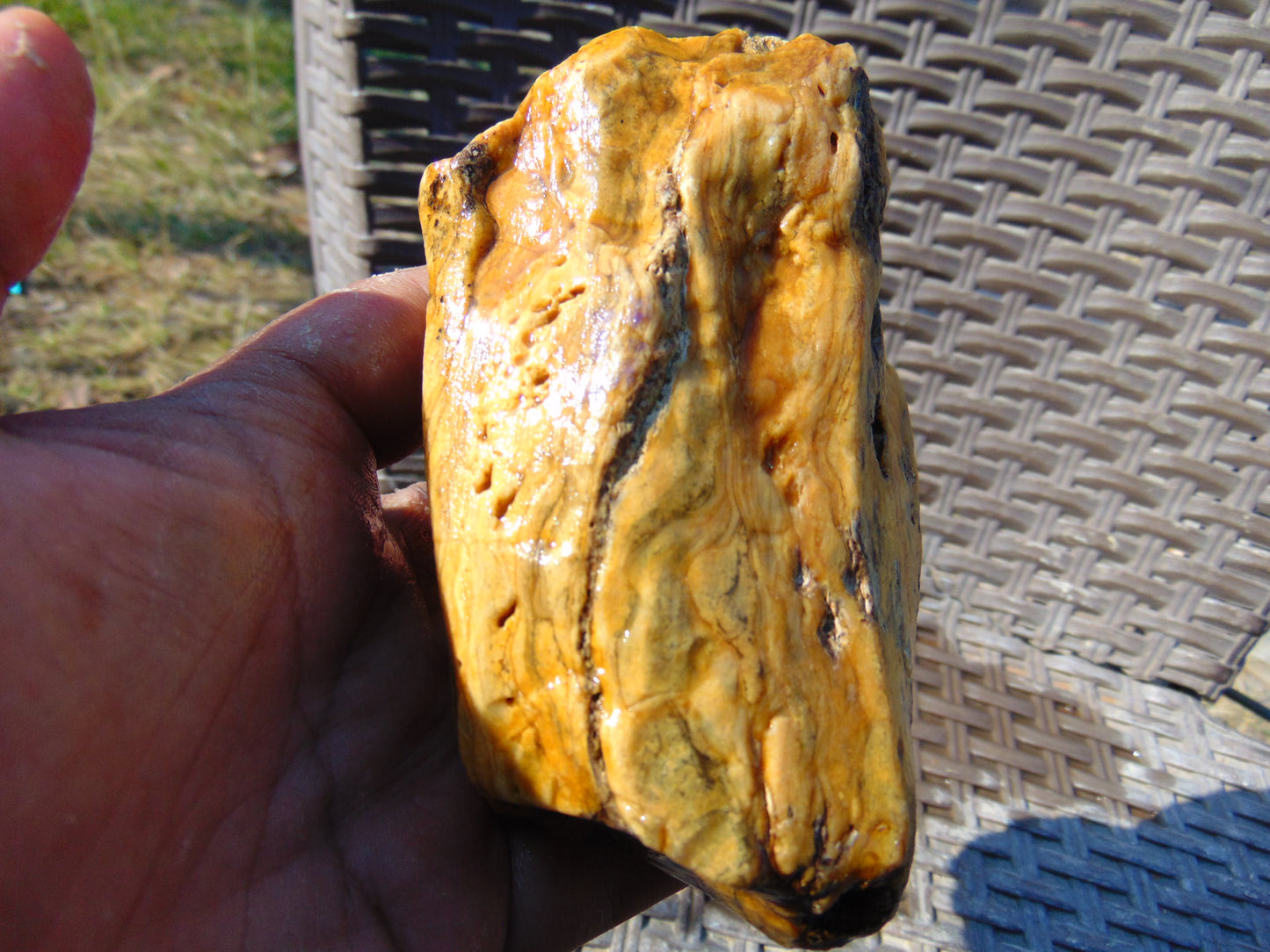 200 gram Polished Indonesia Yellow Aromatic Amber for Healing 26AYE65